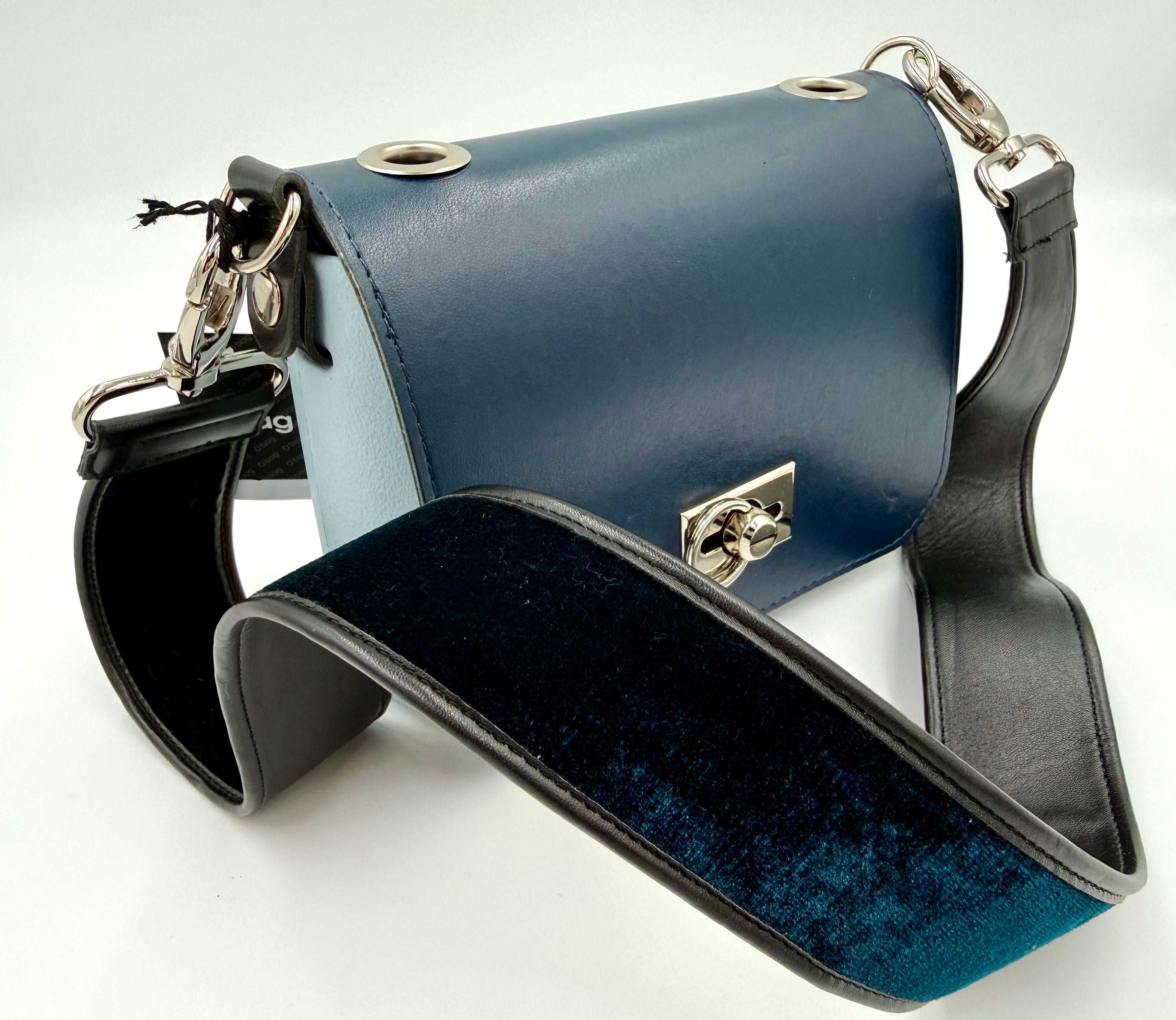 O bag – O pocket (grey) with steel blue flap and strap