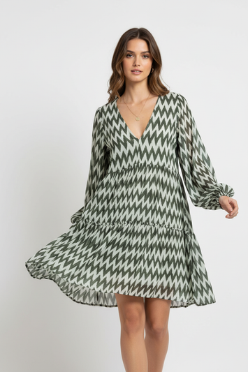 b.young zöld-fehér cikk-cakk mintás ruha modellel